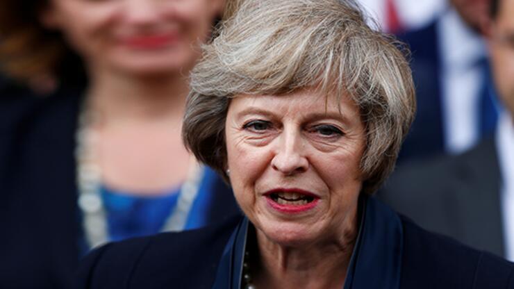 Theresa May parti liderliğini resmen bıraktı