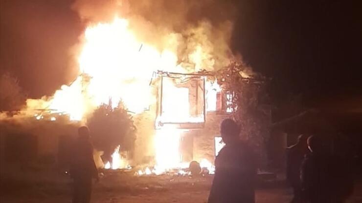 İzmir'de tarihi ahşap bina yangını