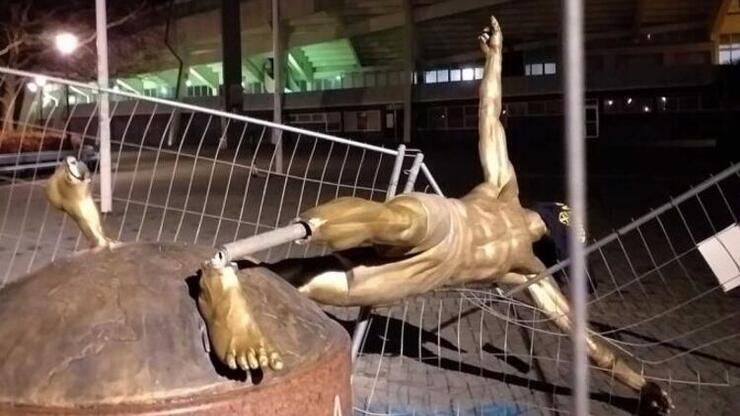 İsveç'te Zlatan Ibrahimovic'in heykelini yıktılar