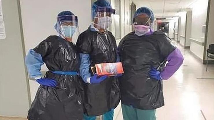 New York'ta önlükleri tükenen hemşireler, korunmak için çöp poşeti giydi