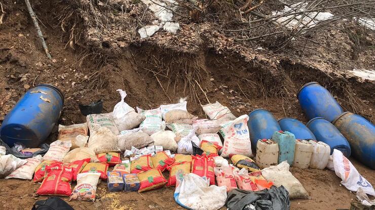 Bitlis'te, PKK'lıların toprağa gömdüğü yaşam malzemeleri bulundu