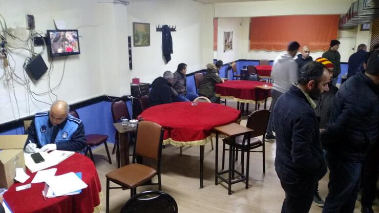 Bağcılar'da yasağa uymayan kahvehaneye ceza kesildi