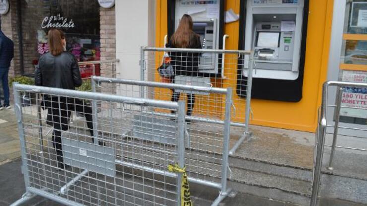 ATM önlerine polis bariyeriyle sosyal mesafe önlemi