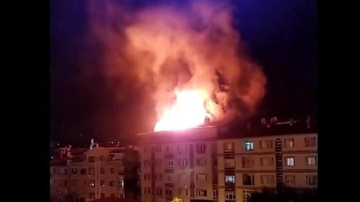 Ankara'da, bir apartmanın çatı katında korkutan yangın