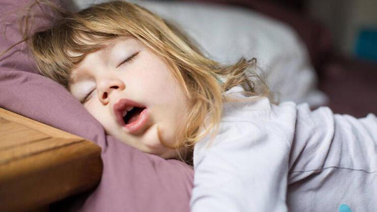 Çocuğunuz ağzı açık uyuyorsa sebebi bu olabilir!