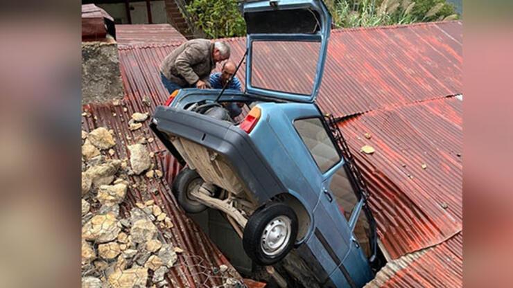 Virajı alamayan otomobil evin çatısına düştü 