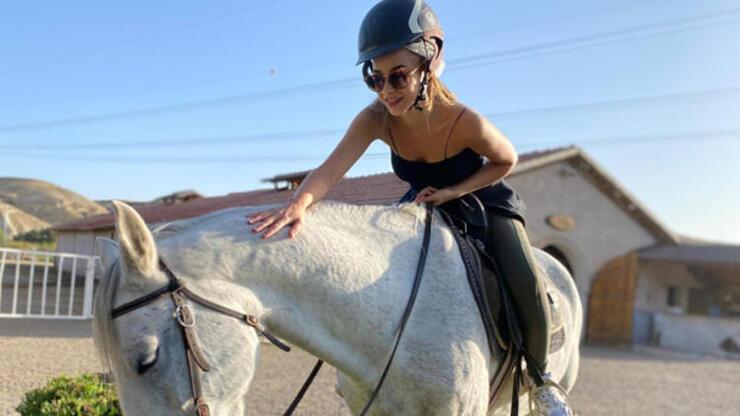 Hira Koyuncuoğlu Kapadokya’da at binmeyi öğreniyor