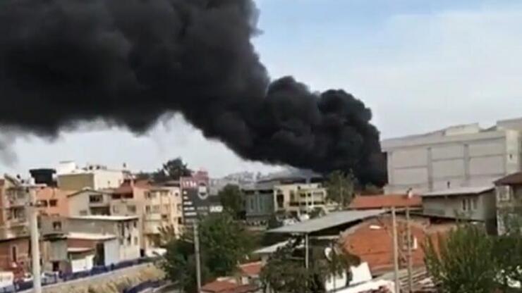 İzmir'de polyester üretilen iş yerinde yangın