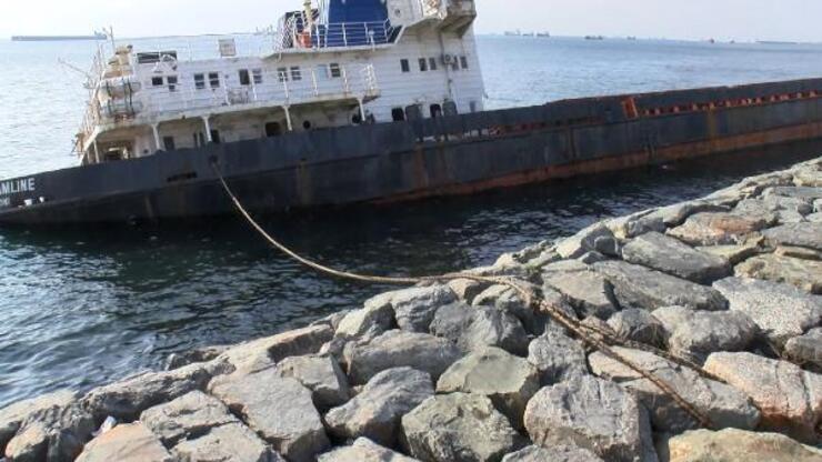 Zeytinburnu'nda karaya oturan gemiye halatlı önlem