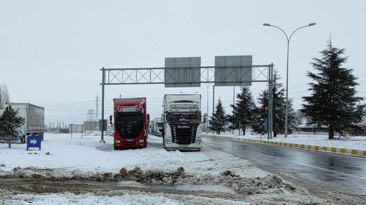 Konya-Antalya kara yolunda ulaşım kar yağışı nedeniyle güçlükle sağlanıyor