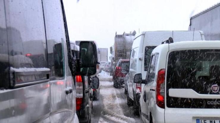 Bursa-İzmir otoyolu, yoğun kar yağışı nedeniyle kapandı