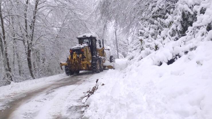 Cide'de kardan kapanan 20 köy yolu, ulaşıma açıldı