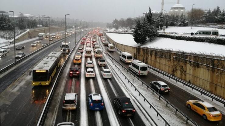 Son dakika... Şiddetli kar yağışı sonrası İstanbul'da trafik yoğunluğu yüzde 70'e yaklaştı