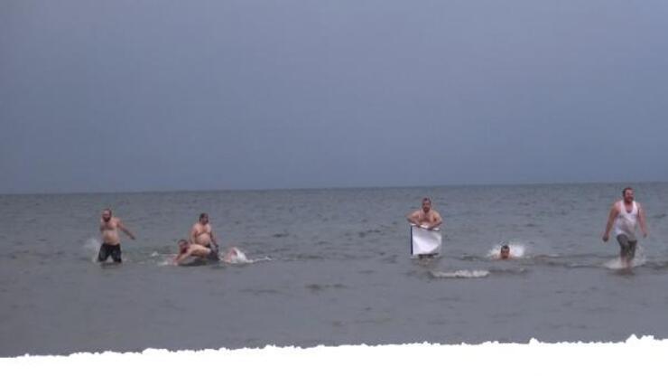 Kar ve soğuğa aldırmadan İznik Gölü'nde yüzdüler
