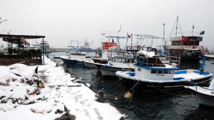 Batı Karadeniz'de kar nedeniyle balıkçılar denize açılamadı