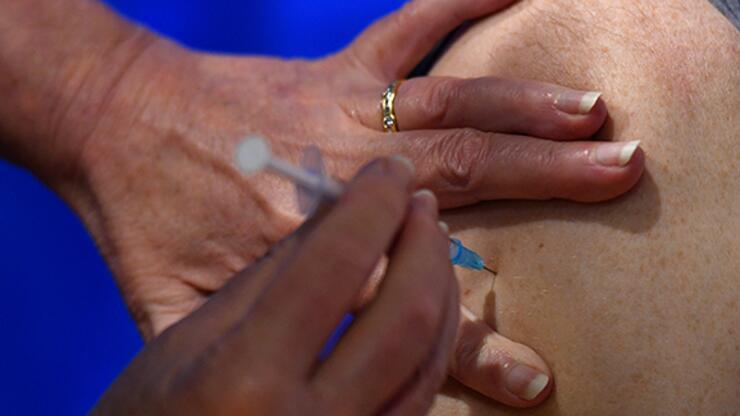 İngiltere'de Kovid-19 aşısının ilk dozunu yaptıranlar 16 milyonu aştı