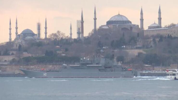 Rus savaş gemisi İstanbul Boğaz'ından geçti