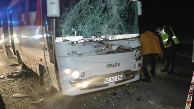 Özel halk otobüsü TIR’a çarptı: 6 yaralı