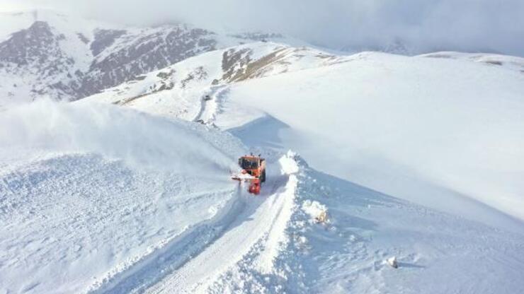 Van'da 5 metreyi bulan kar ile zorlu mücadele