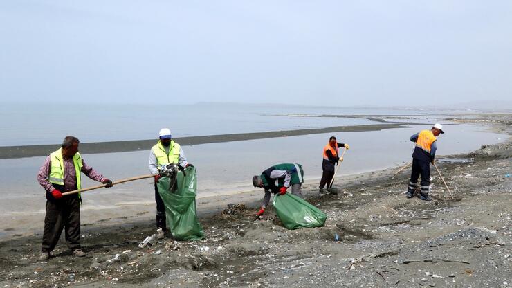 Van Gölü sahilinde 10 ton çöp toplandı