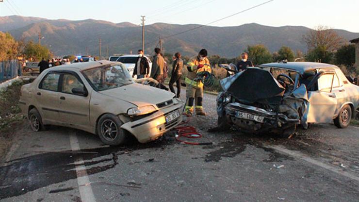 İzmir'de iki otomobil çarpıştı: 1'i ağır, 3 yaralı