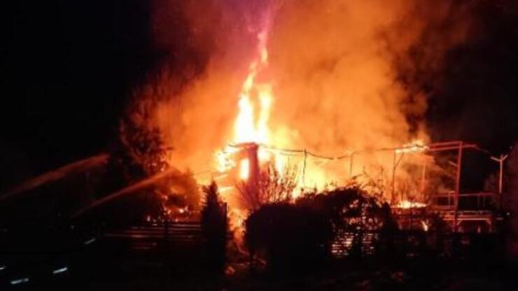 Şile'de 2 katlı ahşap bina alev alev yandı