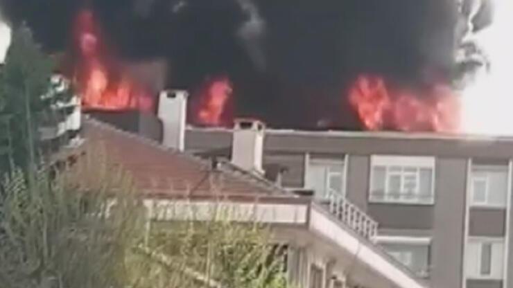 Bağcılar'da binanın çatısında yangın