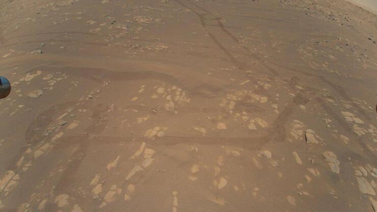NASA'nın Mars'a indirdiği mini helikopter ilk fotoğrafını gönderdi