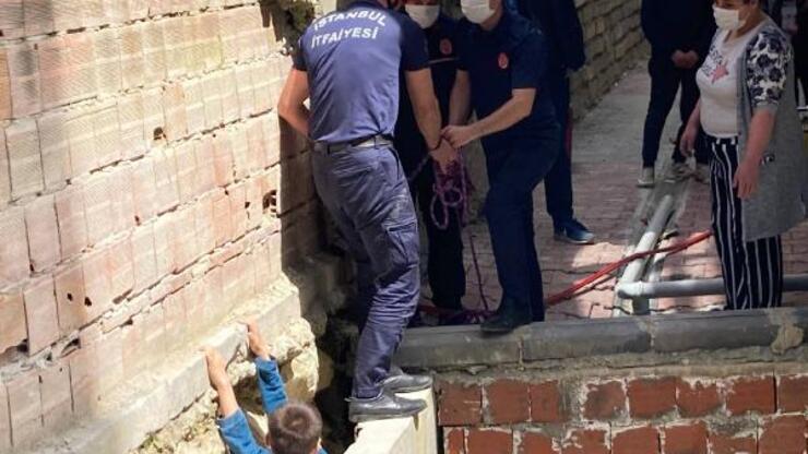İki duvar arasına sıkışan çocuğu itfaiye kurtardı 