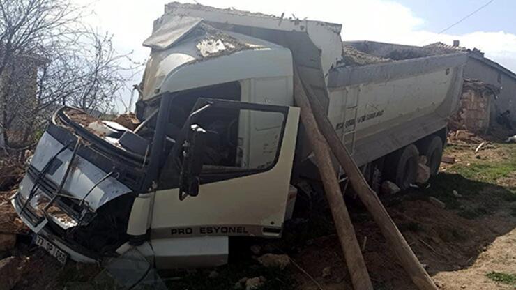Kum yüklü kamyon devrildi: 1 ölü, 1 yaralı