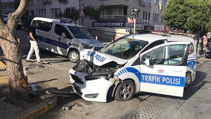 Hafif ticari aracın çarptığı polis aracındaki iki trafik polisi yaralandı