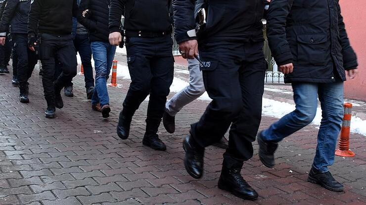 İzmir'de hücre evlerine düzenlenen operasyonda 35 FETÖ şüphelisi yakalandı