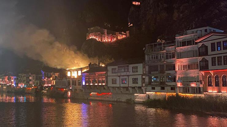Amasya'da tarihi evlerin olduğu alanda yangın