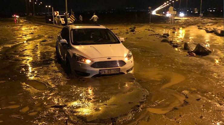 Sel Iğdır-Nahçıvan Karayolu'nda hasara neden oldu! Sürücüler zor anlar yaşadı! 