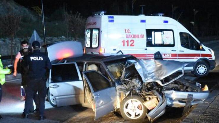 Hafif ticari araç ile otomobil çarpıştı: 7 yaralı