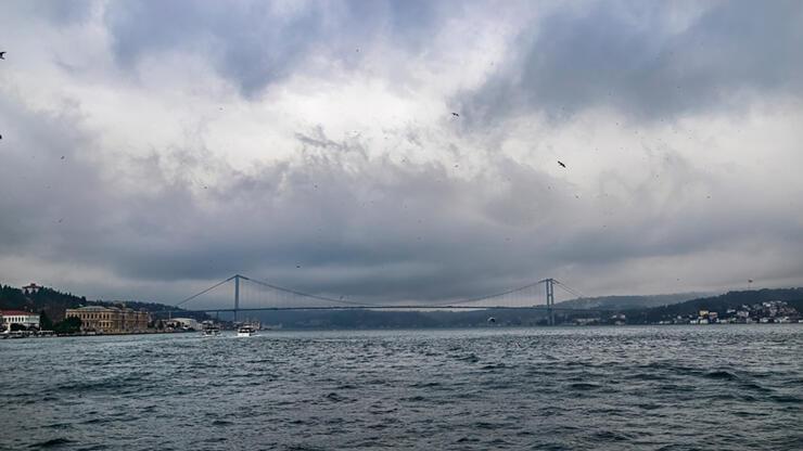 İstanbul'da şiddetli gök gürültüsü! Evlerin camları titredi
