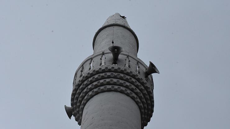 Yıldırım isabet eden minare hasar gördü