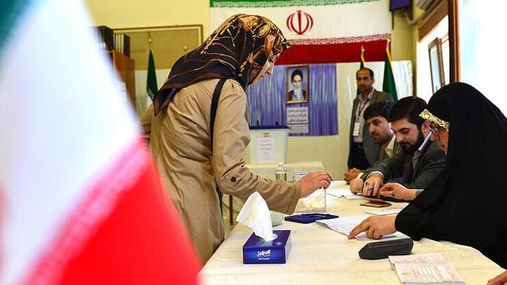 İran'da 13. Cumhurbaşkanlığı Seçimleri için oy verme işlemi uzatıldı
