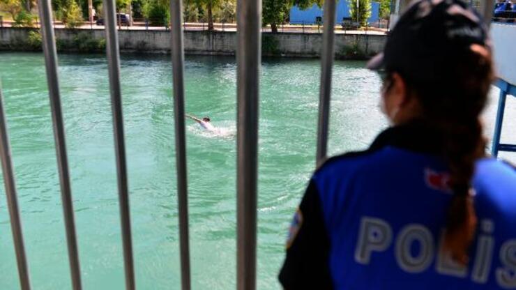 Sulama kanalında yüzerken polisi görünce köprü altına saklandılar