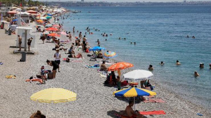Son kısıtlama öncesi tatilciler sahile akın etti
