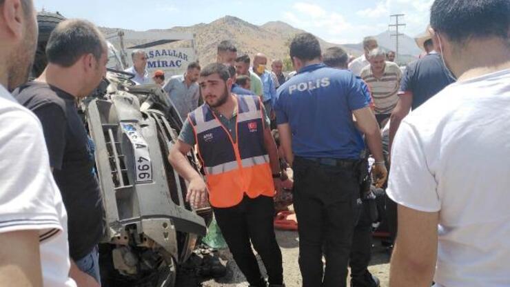 Bitlis’te çekici ile çarpışan minibüs takla attı: 1’i ağır 4 yaralı