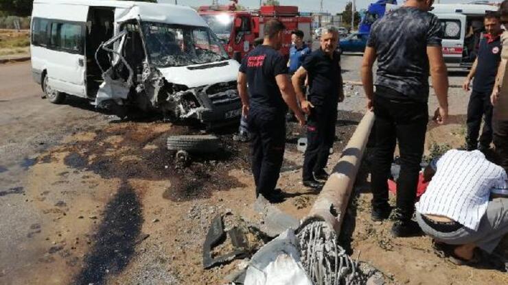 Kayseri'de işçilerin minibüsü direğe çarptı: 5 yaralı