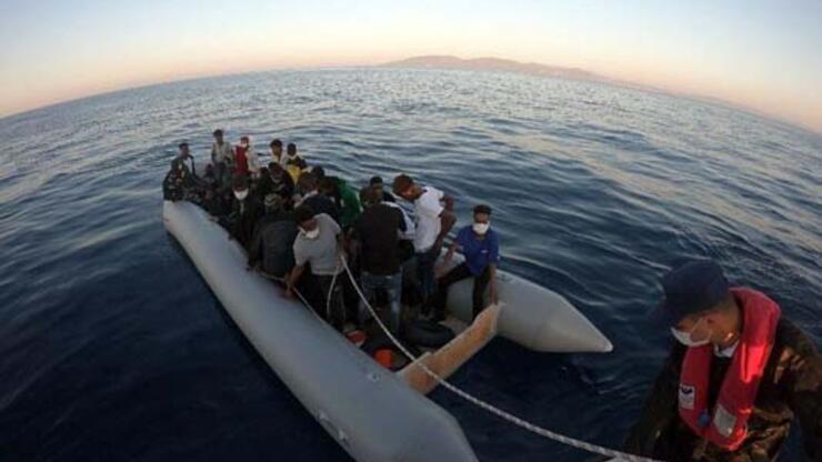 Dikili açıklarında, lastik bottaki 31 kaçak göçmen kurtarıldı