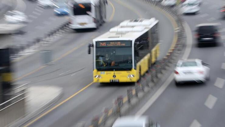 Haramidere'de metrobüs, yola atlayan yayaya çarptı