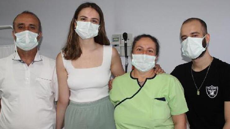 Sağlık personeli anne, eşi ve çocuklarına Kovid-19 aşısı yaptı