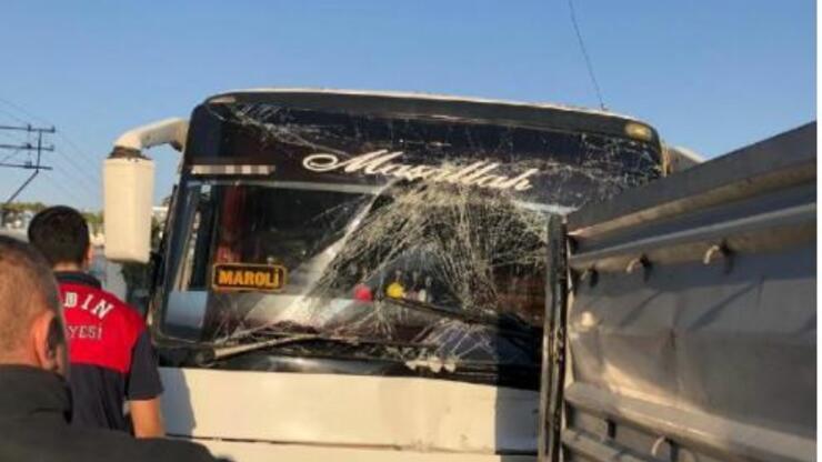 Aydın'da otobüs, TIR'a çarptı: 11 yaralı