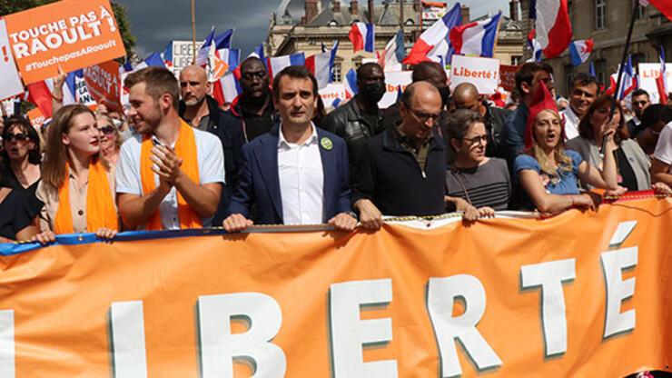 Fransa'da aşı karşıtları 7 haftadır gösteri düzenliyor