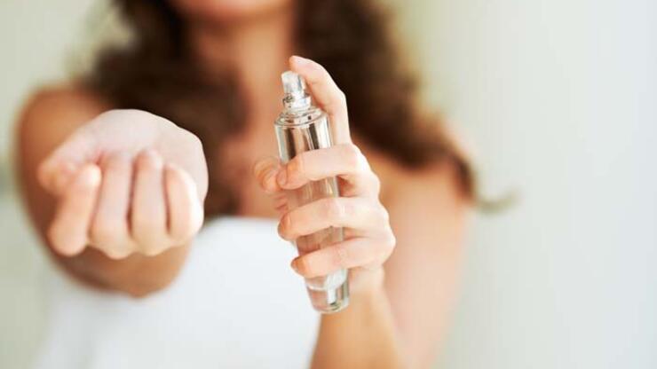 Uzmanından önemli uyarı; parfüm kullanımı güneş alerjisini tetikliyor