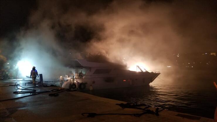 Dün yanan tekne gece çıkan ikinci yangında battı 