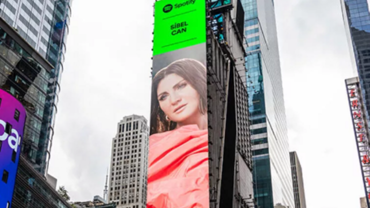 Sibel Can, New York Times Square'de